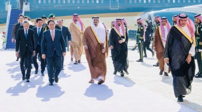 رئيس وزراء جمهورية فيتنام يصل إلى الرياض وفي مقدمة مستقبليه نائب أمير المنطقة