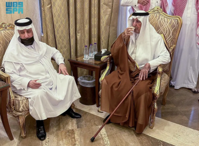 أمير مكة المكرمة يقدم واجب العزاء لأبناء الأمير ممدوح بن عبدالعزيز
