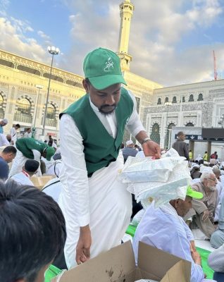 “تراحم” مكة المكرمة توزّع أكثر من 2500 وجبة إفطار يومية بالمسجد الحرام