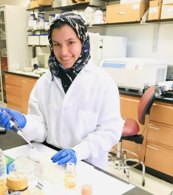 دكتورة سعودية مبتعثة في الولايات المتحدة الأمريكية تتميز بأبحاثها في الأحياء الدقيقة والأمراض المعدية